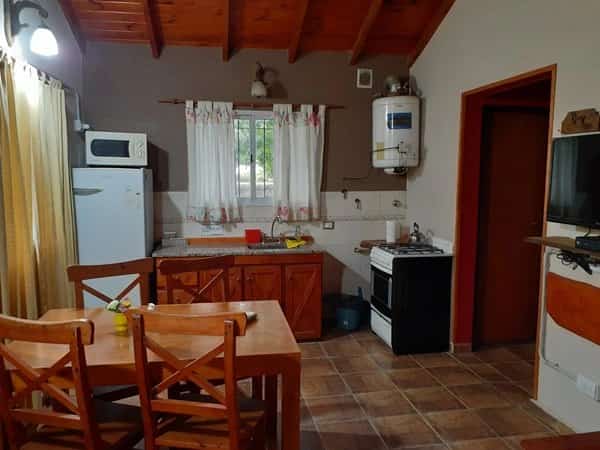 Interior de cabaña número1 con cocina completa y TV