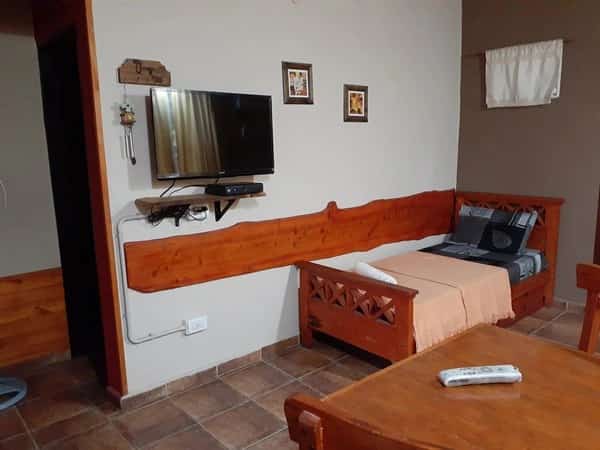 Interior cabaña número 1, Tv y dormitorio