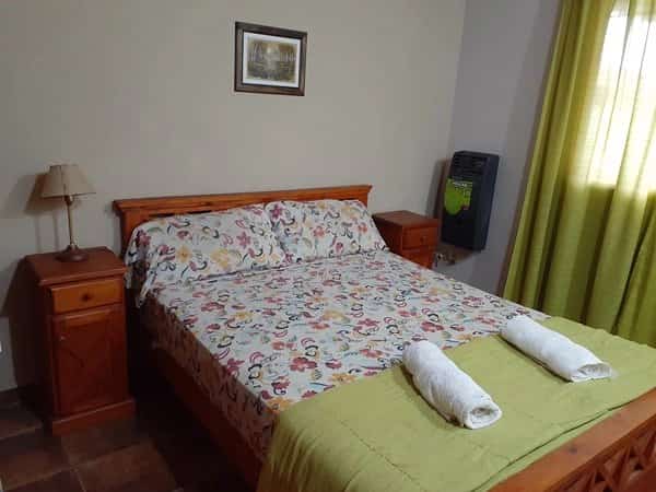 Dormitorio con mesas de luz y placard cabaña número 2