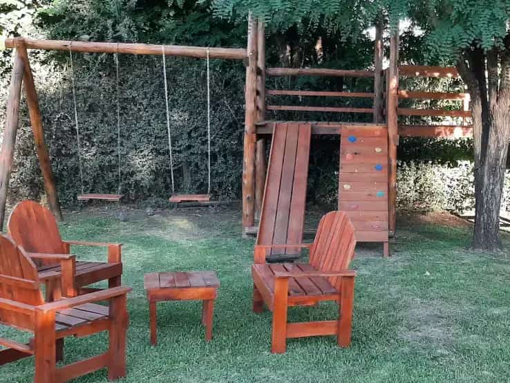 hamacas y bancos en el parque