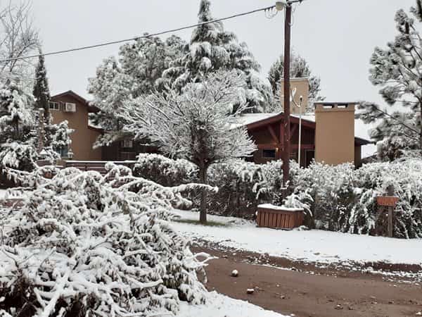 Cabañas rodeadas de nieve en Los Reartes