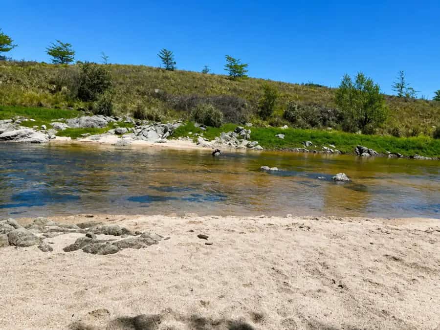 Playitas de arena en el río